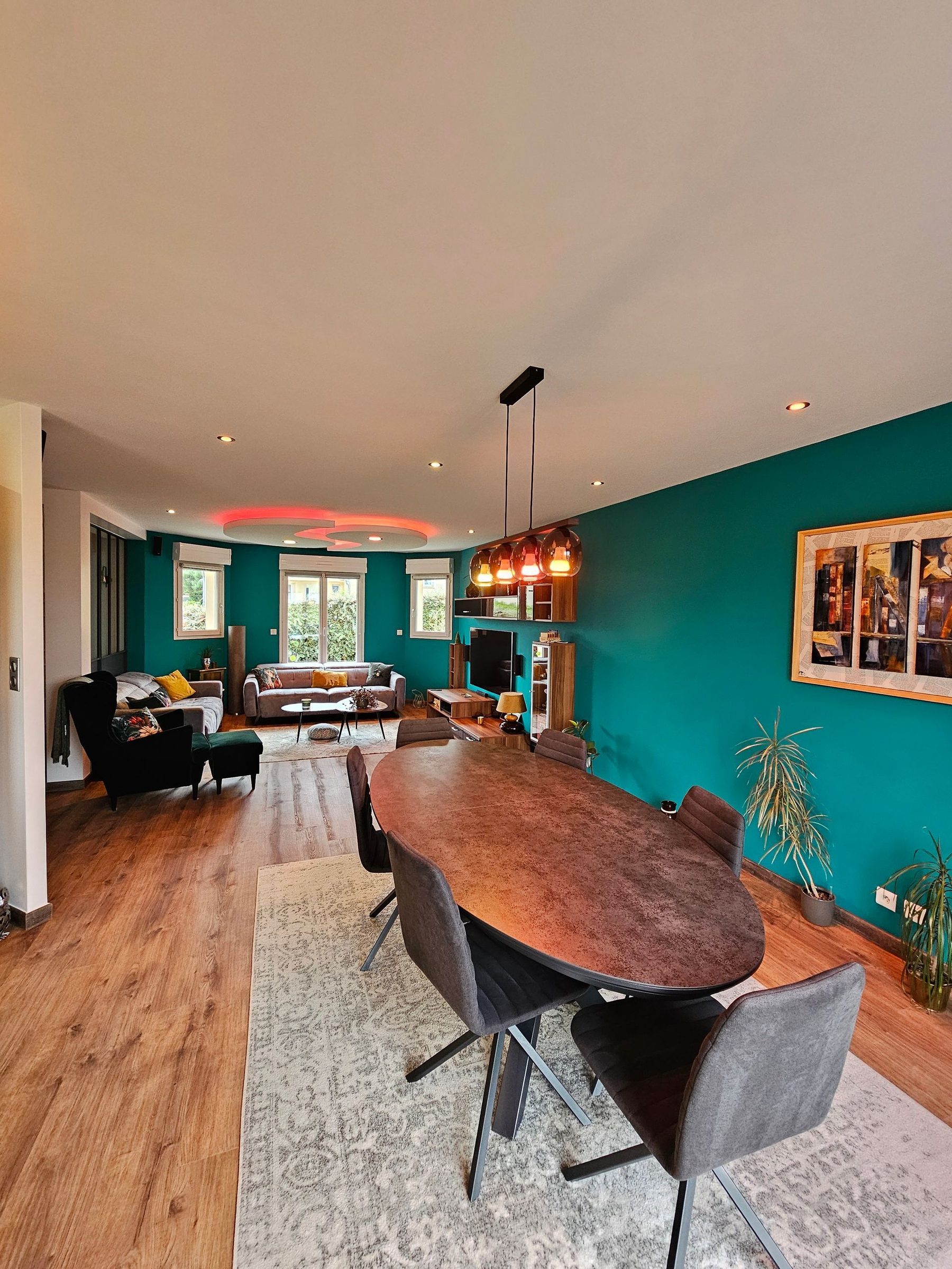 Pièce à vivre rénovée par France Renov Home, mur peint bleu canard