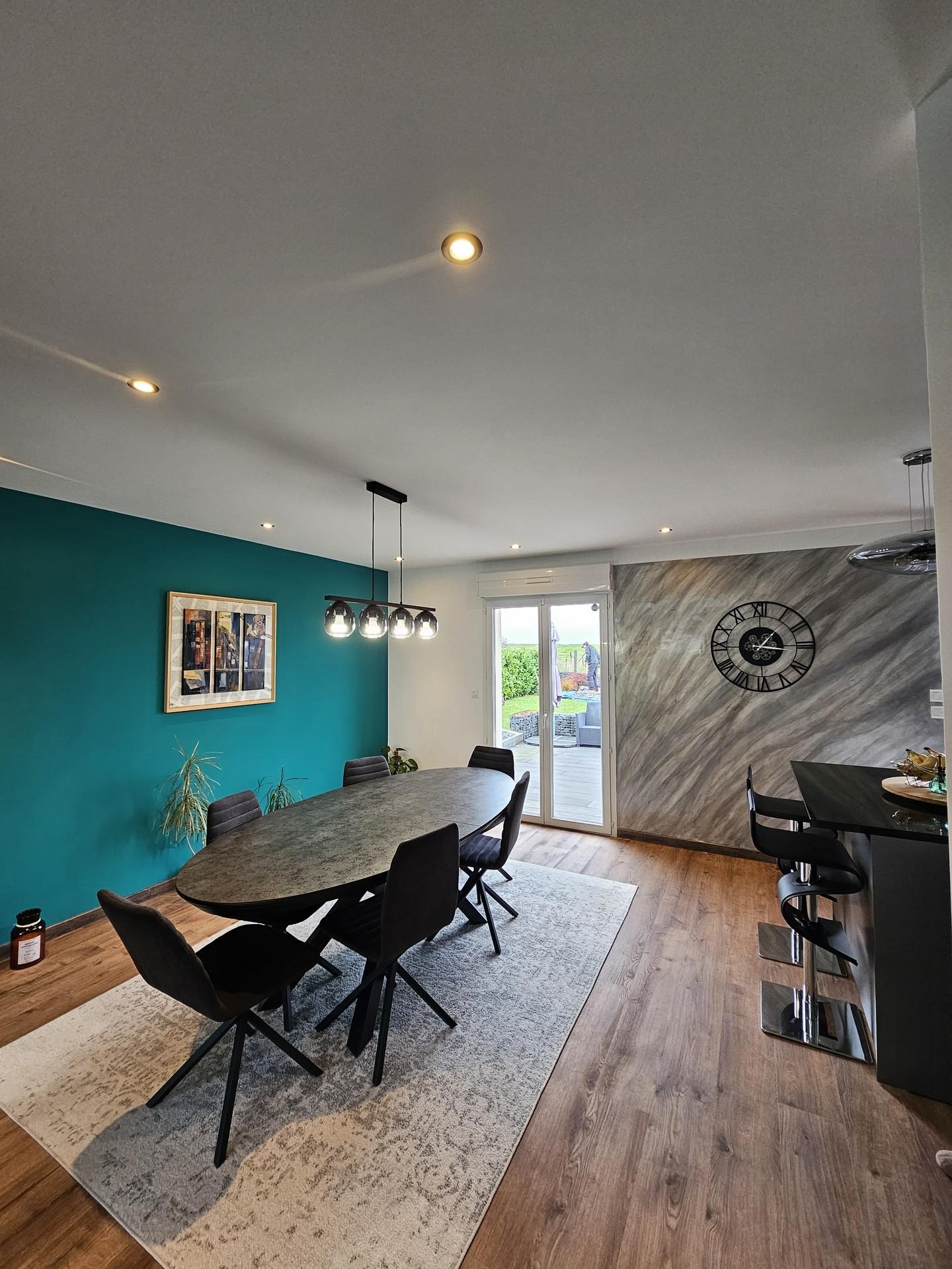 Salle à manger rénovée, mur canard et enduit gris