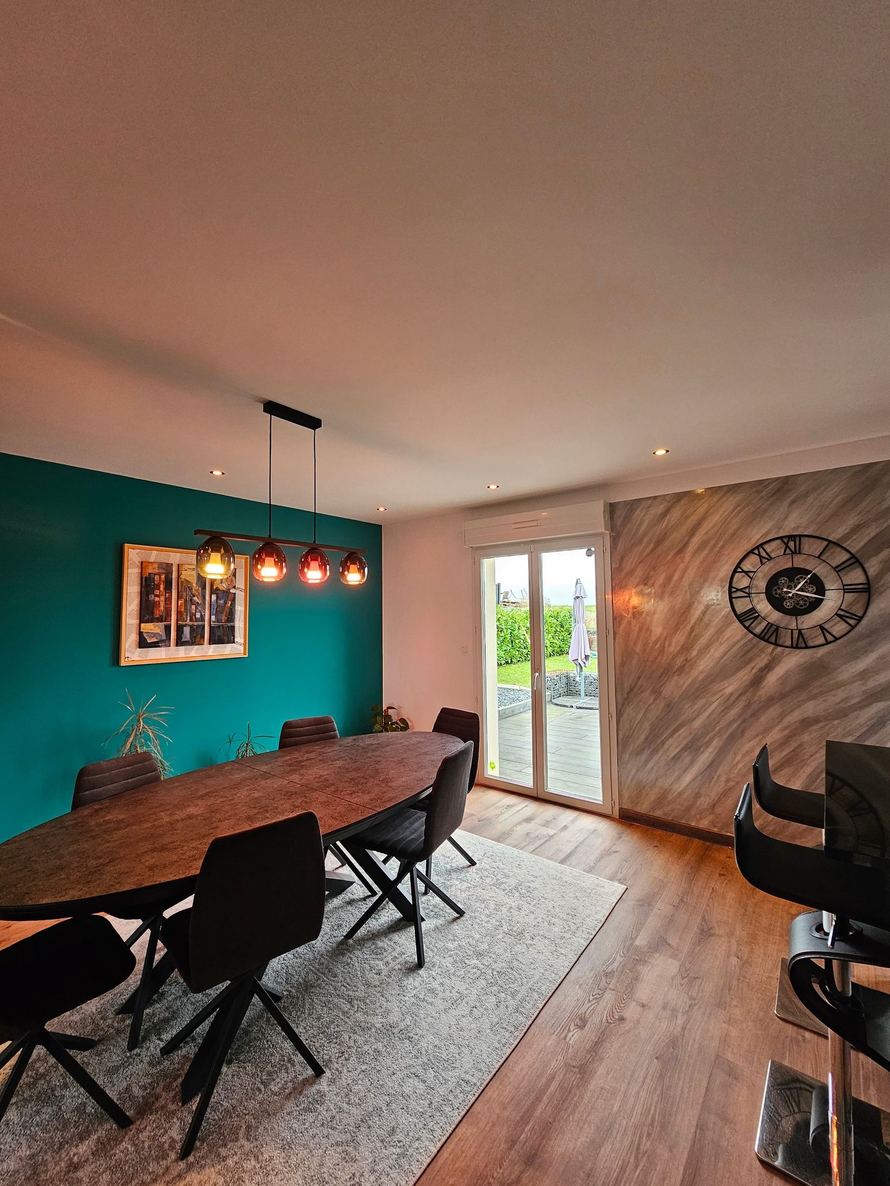 Mur en enduit décoratif gris et mur bleu canard