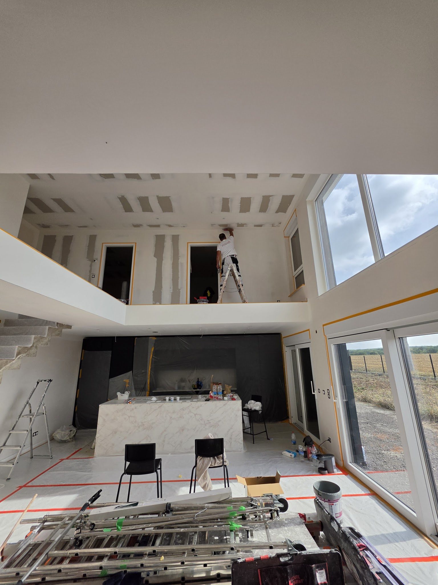 Chantier en cours, joints de plâtre sur une mezzanine