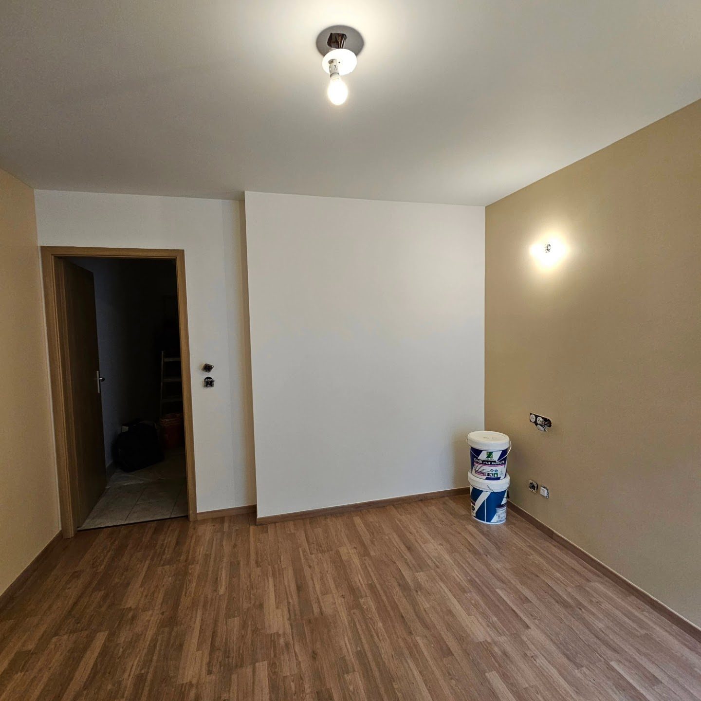 Chambre aux murs blanc et beige
